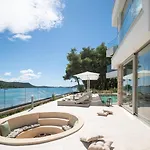 Villa Luxury Zara, First Row To The Sea! Kali
